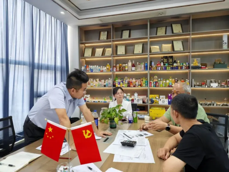 Un producător de băuturi din Nepal vizitează mașini de top - Discuțiile pe linia de producție de băuturi carbogazoase merg profund